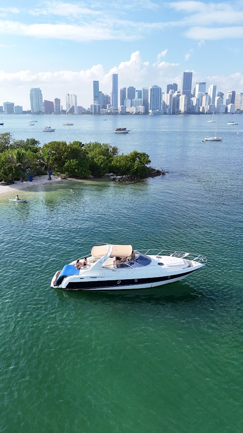 48ft Cranchi Mega Yacht Charter | Miami River Luxury from NW 8th St ⚓ 5 %MAlquiler de yates en Miami%