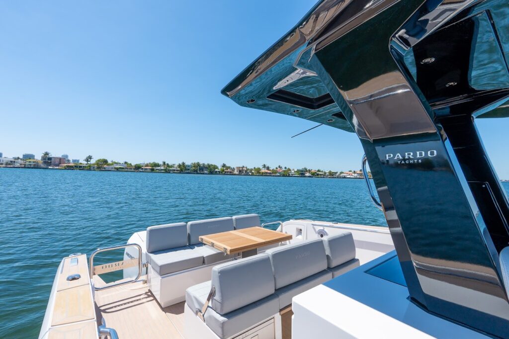 38ft Pardo Triple 300’s Yacht Charter 19 %MAlquiler de yates en Miami%