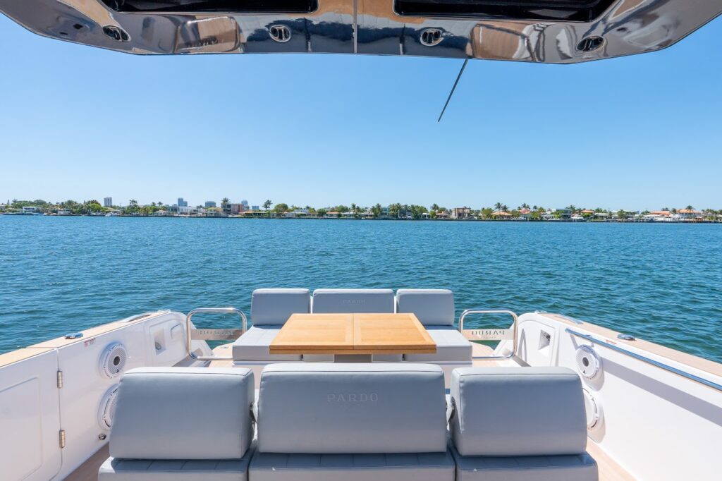 38ft Pardo Triple 300’s Yacht Charter 17 %MAlquiler de yates en Miami%