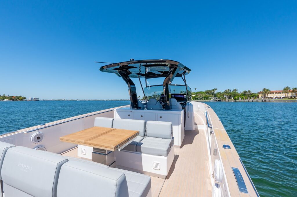 38ft Pardo Triple 300’s Yacht Charter 18 %MAlquiler de yates en Miami%