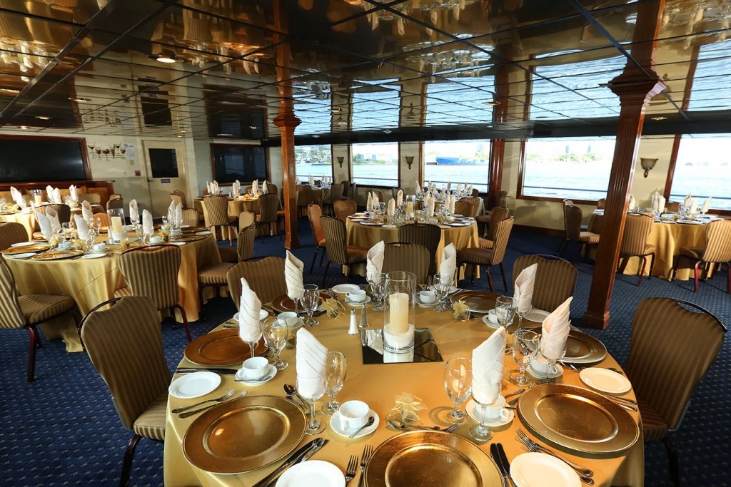 The Sun Beach Lady - Miami Yacht Venue for Group Events 🌊 4 %MAlquiler de yates en Miami%