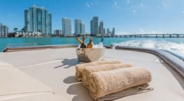 62ft “Legend and Soul” Yacht Charter | River Landing Marina Miami 🌊 3 %MAlquiler de yates en Miami%