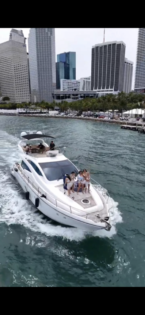 60ft Aicon “Antares” Yacht Charter | NW 24th Ave Miami 🚤 1 %MAlquiler de yates en Miami%