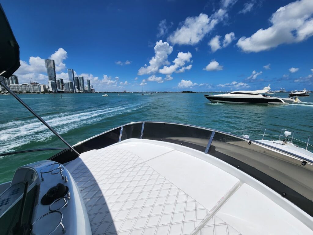 55ft Warrior Yacht Charter | 79th St Miami 🌊 5 %MAlquiler de yates en Miami%