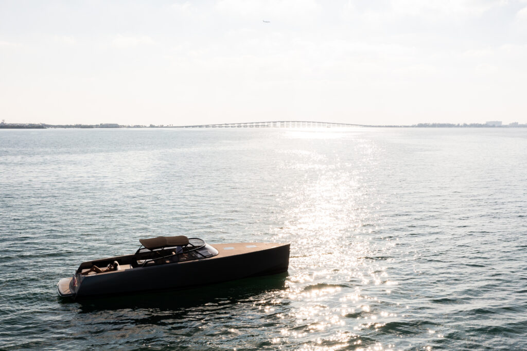 40ft VanDutch “Stay Broke” Alquiler de Yates | Shuckers Waterfront Miami 🍹 4 %MAlquiler de yates en Miami%