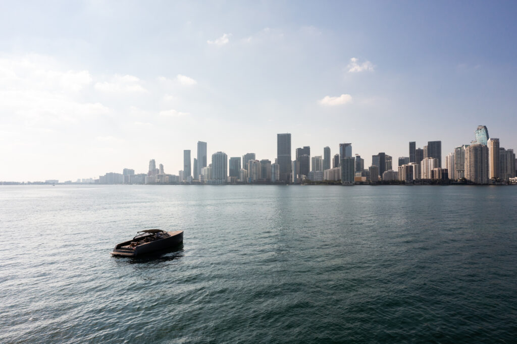 40ft VanDutch “Stay Broke” Yacht Charter | Shuckers Waterfront Miami 🍹 6 %MAlquiler de yates en Miami%