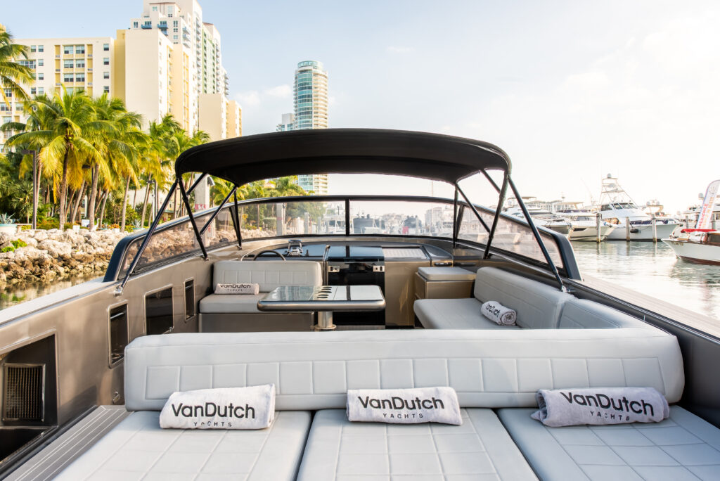 40ft VanDutch “Stay Broke” Alquiler de Yates | Shuckers Waterfront Miami 🍹 4 %MAlquiler de yates en Miami%