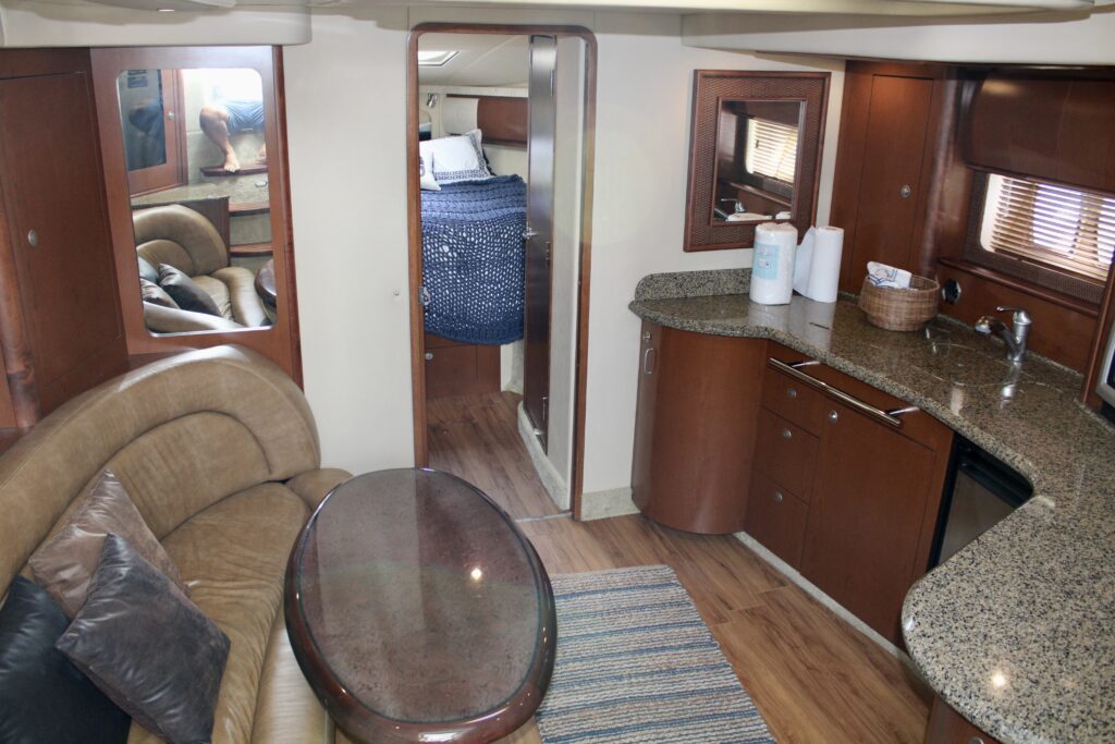 44ft Sundancer “Mintaka” Mega Yacht Charter | Downtown Miami Skyline 🌆 7 %MAlquiler de yates en Miami%