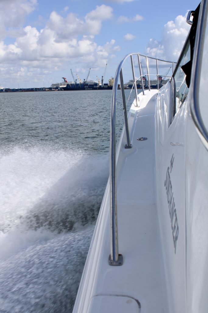 44ft Sundancer “Mintaka” Mega Yacht Charter | Downtown Miami Skyline 🌆 2 %MAlquiler de yates en Miami%