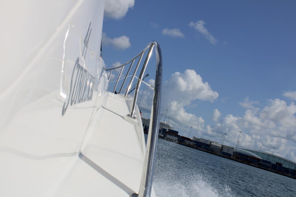 44ft Sundancer “Mintaka” Mega Yacht Charter | Downtown Miami Skyline 🌆 1 %MAlquiler de yates en Miami%