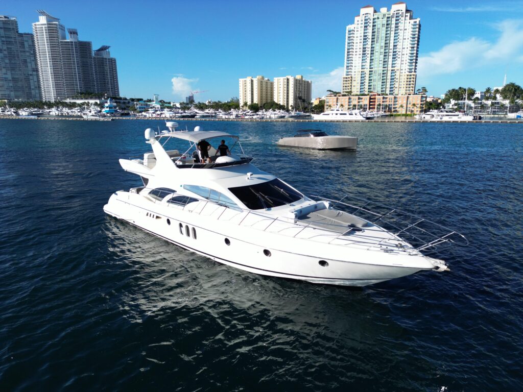 68ft Azimut “Andiamo” Alquiler de yates de lujo | Miami Beach Marina ✨ 2 %MAlquiler de yates en Miami%