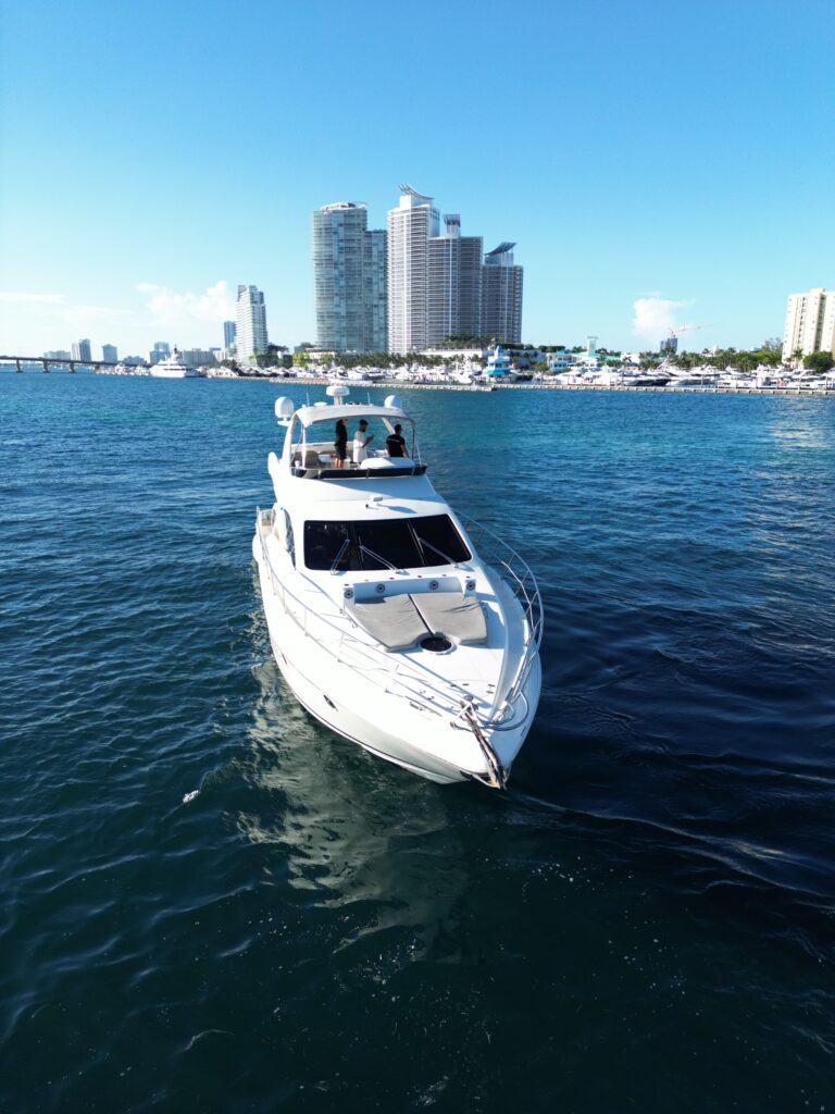 68ft Azimut “Andiamo” Alquiler de yates de lujo | Miami Beach Marina ✨ 3 %MAlquiler de yates en Miami%
