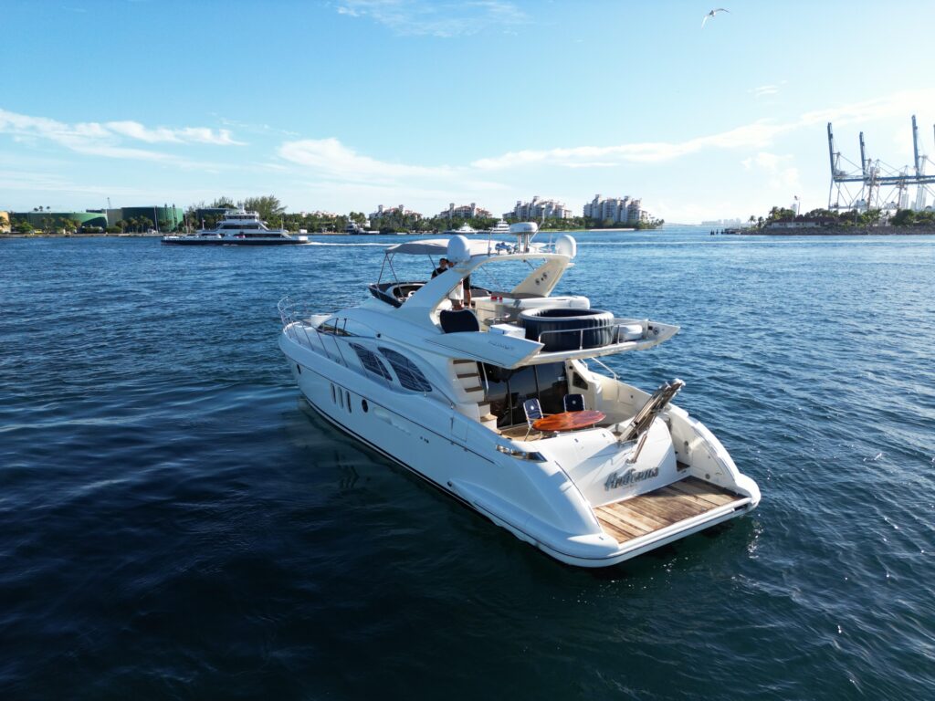 68ft Azimut “Andiamo” Alquiler de yates de lujo | Miami Beach Marina ✨ 4 %MAlquiler de yates en Miami%