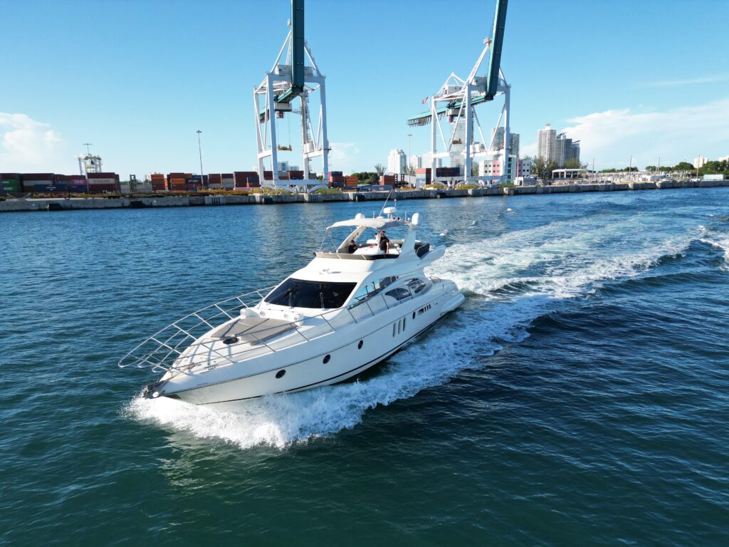 68ft Azimut “Andiamo” Alquiler de yates de lujo | Miami Beach Marina ✨ 5 %MAlquiler de yates en Miami%