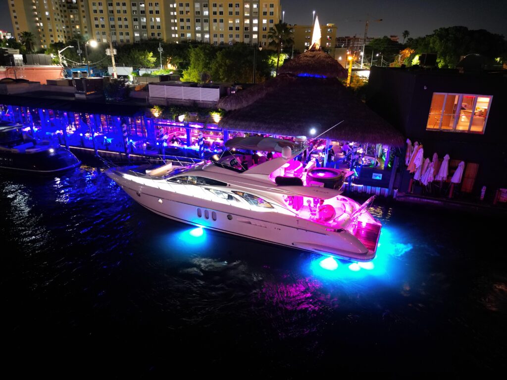 68ft Azimut “Andiamo” Alquiler de yates de lujo | Miami Beach Marina ✨ 8 %MAlquiler de yates en Miami%