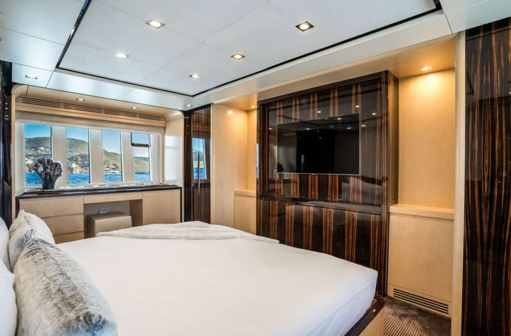80ft Azimut "Grace" – Luxury Yacht Charter Experience on the Water 17 %Miami Yacht Rentals%