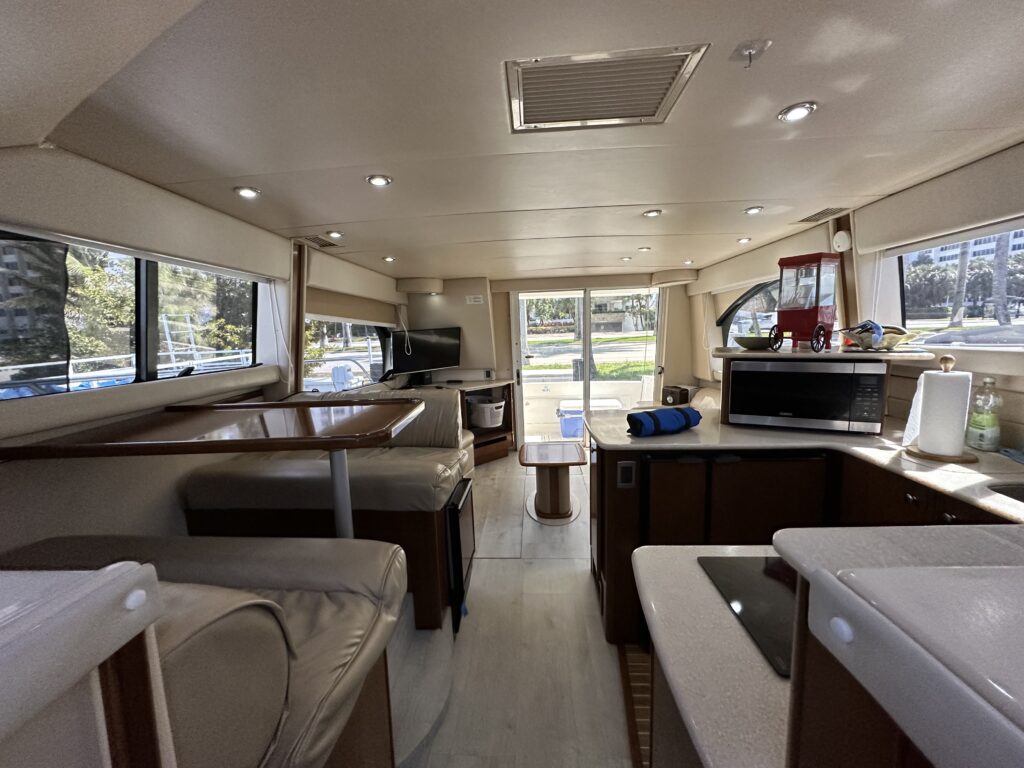 45ft Meridian Yacht Charter | Collins Ave Miami Beach Cruise 🌊 5 %MAlquiler de yates en Miami%