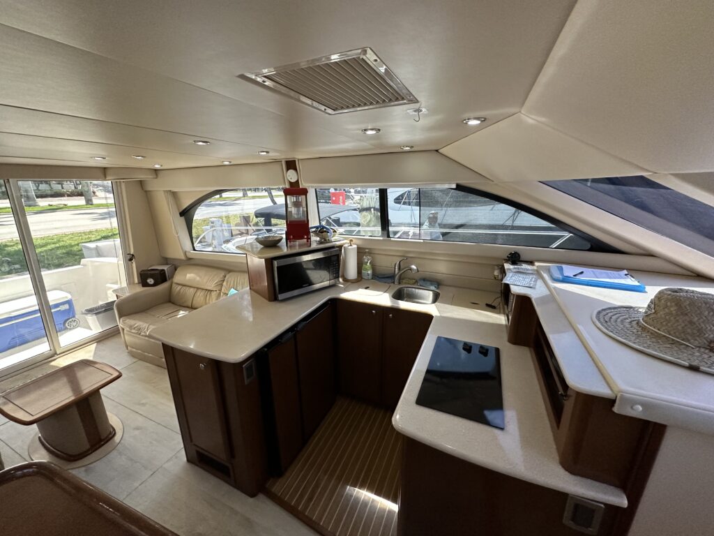 45ft Meridian Yacht Charter | Collins Ave Miami Beach Cruise 🌊 4 %MAlquiler de yates en Miami%