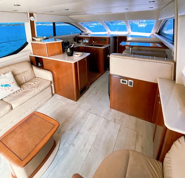 45ft Meridian Yacht Charter | Collins Ave Miami Beach Cruise 🌊 3 %MAlquiler de yates en Miami%