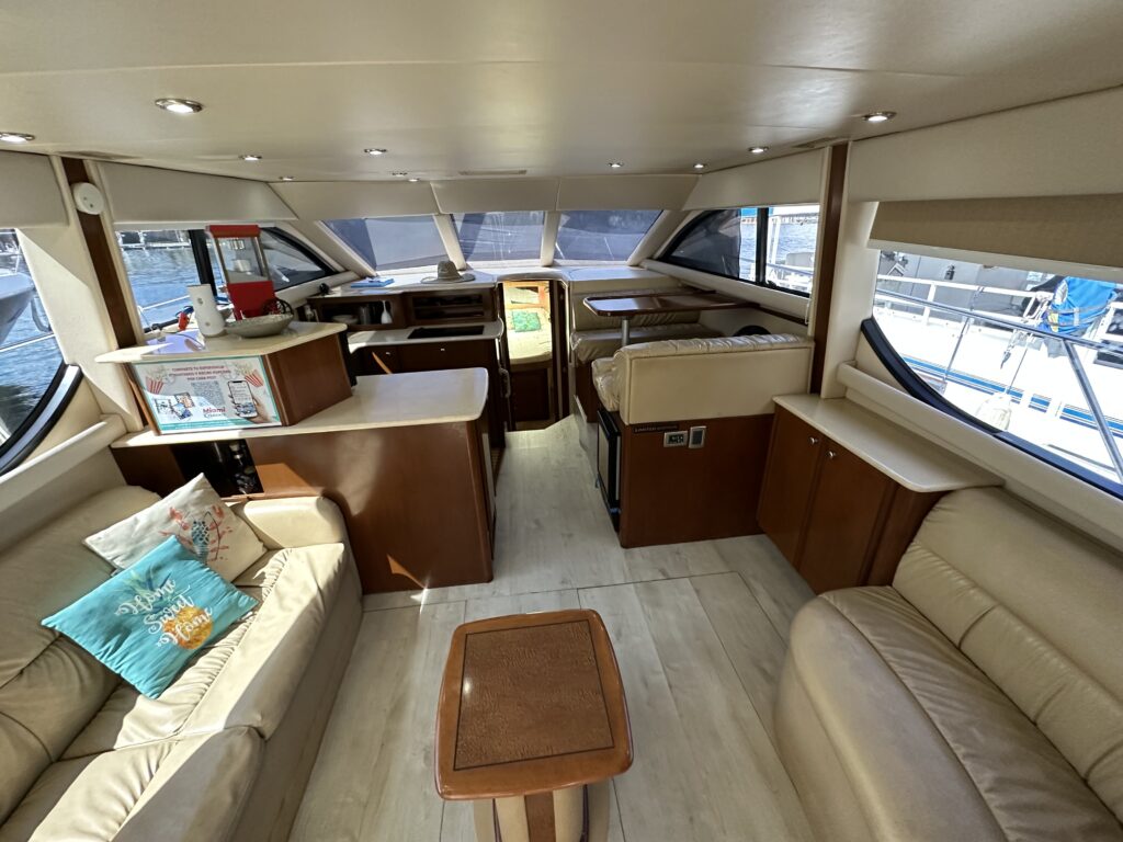 45ft Meridian Yacht Charter | Collins Ave Miami Beach Cruise 🌊 2 %MAlquiler de yates en Miami%