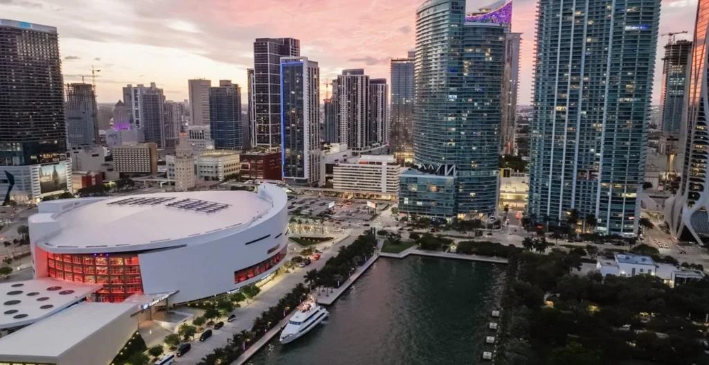 The Lady V - Miami Luxury Yacht Venue for Private Events ✨ 3 %MAlquiler de yates en Miami%