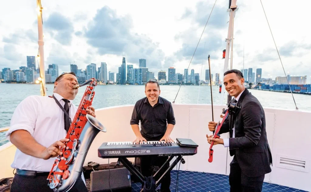 The Lady V - Miami Luxury Yacht Venue for Private Events ✨ 4 %MAlquiler de yates en Miami%