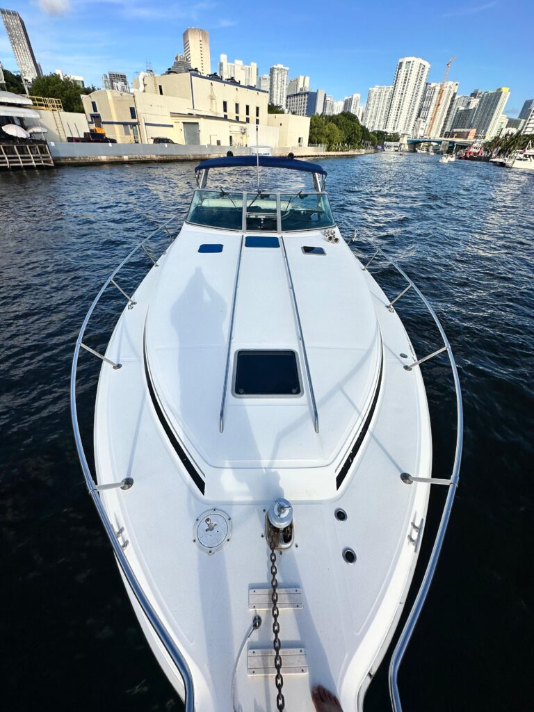 45ft Sea Ray Sundancer Yacht Charter Miami | 45ft Day & Night Cruise 🌙 2 %MAlquiler de yates en Miami%