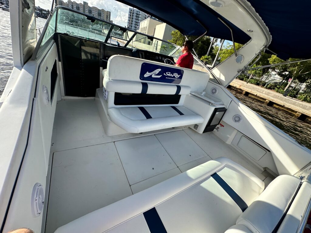45ft Sea Ray Sundancer Yacht Charter Miami | 45ft Day & Night Cruise 🌙 3 %MAlquiler de yates en Miami%