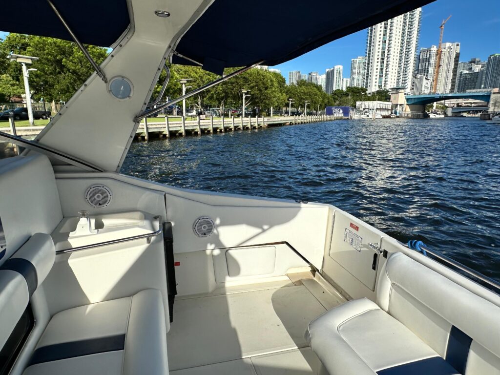 45ft Sea Ray Sundancer Yacht Charter Miami | 45ft Day & Night Cruise 🌙 1 %MAlquiler de yates en Miami%