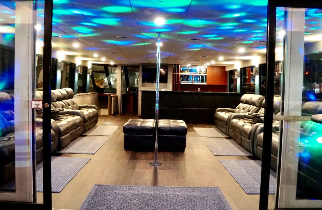 ⛴️ Star Cruise 105ft — Yacht Venue for Large Events | Miami Beach 8 %Miami Yacht Rentals%