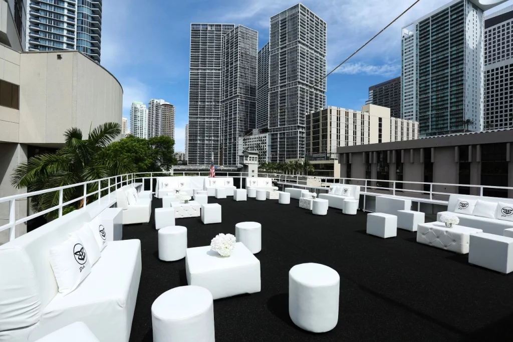 The Sun Beach Lady - Miami Yacht Venue for Group Events 🌊 11 %MAlquiler de yates en Miami%