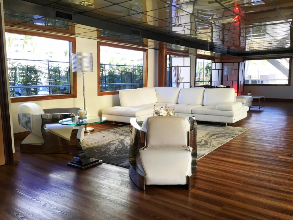 The Sun Beach Lady - Miami Yacht Venue for Group Events 🌊 5 %MAlquiler de yates en Miami%