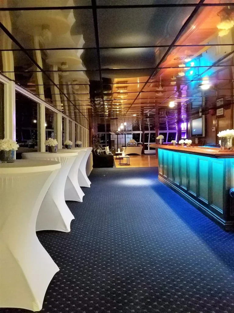 The Sun Beach Lady - Miami Yacht Venue for Group Events 🌊 12 %MAlquiler de yates en Miami%