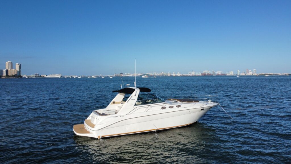 40ft Sea Ray Yacht Charter from Rickenbacker Marina, Key Biscayne 15 %MAlquiler de yates en Miami%