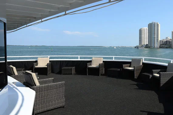 The Sun Beach Lady - Miami Yacht Venue for Group Events 🌊 3 %MAlquiler de yates en Miami%