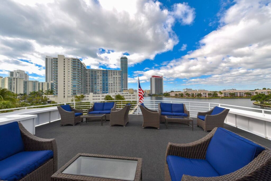 The Floridian Mini Cruise - Miami Yacht Venue for Large Events 🌊 2 %MAlquiler de yates en Miami%