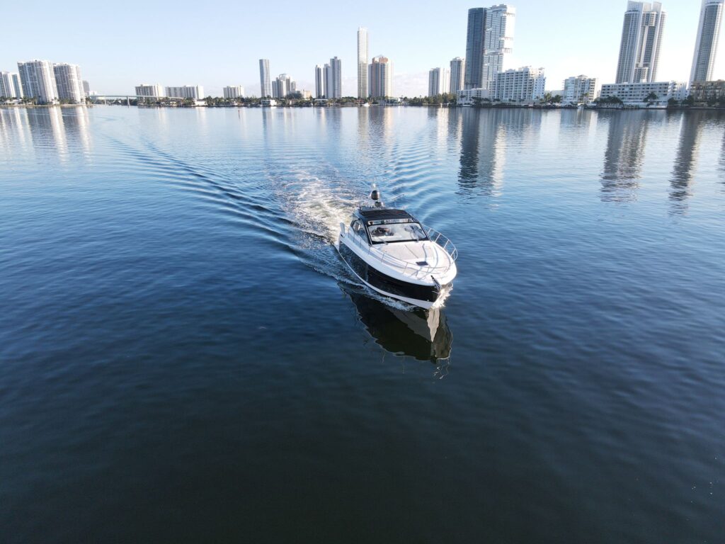 45ft Azimut “Elevate” Yacht Charter Miami | Alquiler de lujo moderno 💎 3 %MAlquiler de yates en Miami%