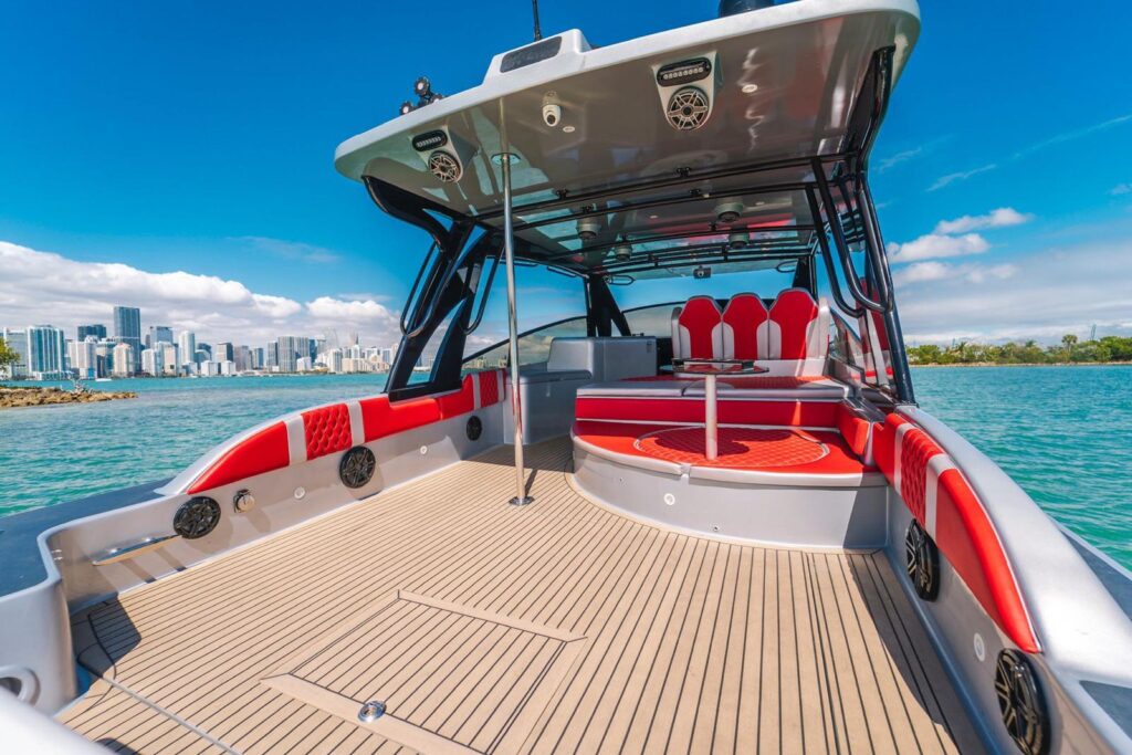 42ft Tempest Yacht Charter | Chamonix Marina Miami Day Cruise 🚤 5 %MAlquiler de yates en Miami%