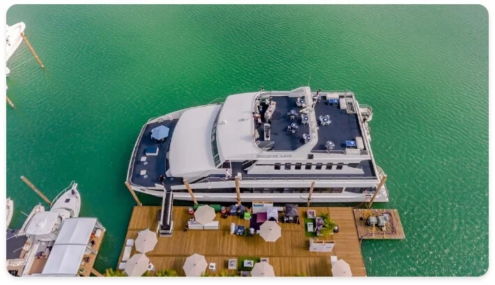 The Lady Bis Lugar exclusivo en yate para grandes celebraciones - Miami 🌊 6 %MAlquiler de yates en Miami%