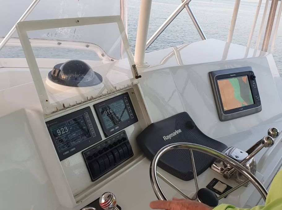 46ft Viking Yacht Rental Panama 🎣 | Pesca Deportiva y Cruceros 17 Reserve un alquiler de yates de lujo en Panamá con Feeling Yachty - charters privados, catamaranes y excursiones por las islas de San Blas y la Bahía de Panamá. Todo incluido, precios transparentes.