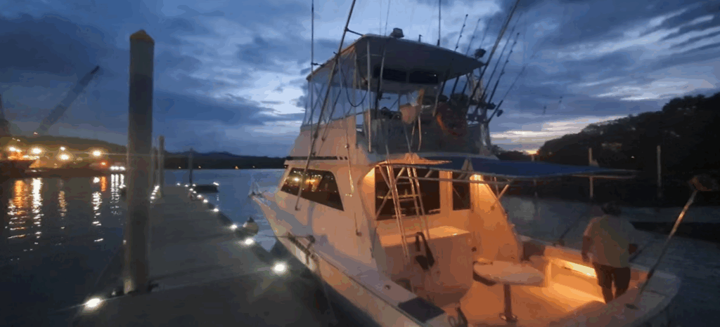 46ft Viking Yacht Rental Panama 🎣 | Pesca Deportiva y Cruceros 14 Reserve un alquiler de yates de lujo en Panamá con Feeling Yachty - charters privados, catamaranes y excursiones por las islas de San Blas y la Bahía de Panamá. Todo incluido, precios transparentes.