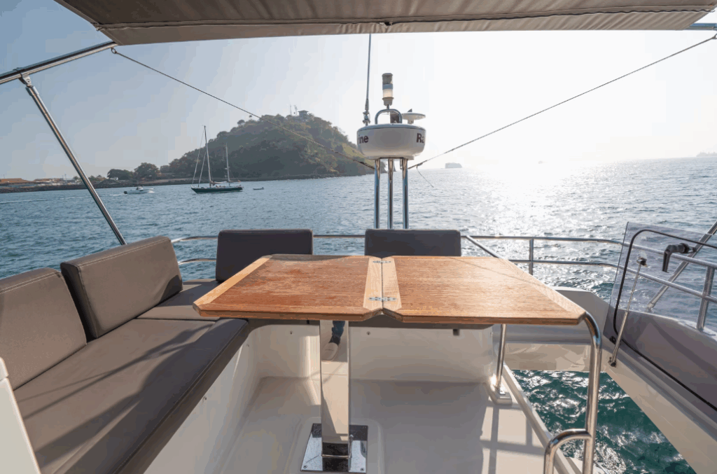 42ft Prestige Yacht Charter Panama City 🌇 | Chic City Cruises 11 Reserve un alquiler de yates de lujo en Panamá con Feeling Yachty - charters privados, catamaranes y excursiones por las islas de San Blas y la Bahía de Panamá. Todo incluido, precios transparentes.