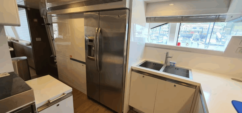 100ft Ferretti Yacht Charter Panamá 🛥️ | Cruise in Style 20 Reserve un alquiler de yates de lujo en Panamá con Feeling Yachty - charters privados, catamaranes y excursiones por las islas de San Blas y la Bahía de Panamá. Todo incluido, precios transparentes.