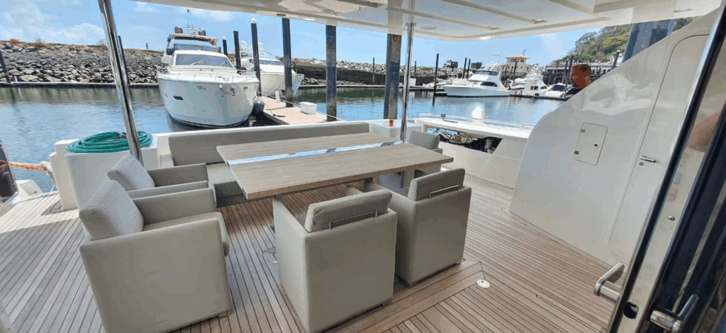 100ft Ferretti Yacht Charter Panama 🛥️ | Crucero con estilo 19 Reserve un alquiler de yates de lujo en Panamá con Feeling Yachty - charters privados, catamaranes y excursiones por las islas de San Blas y la Bahía de Panamá. Todo incluido, precios transparentes.