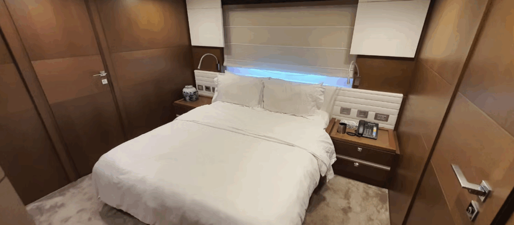 100ft Ferretti Yacht Charter Panamá 🛥️ | Cruise in Style 18 Reserve un alquiler de yates de lujo en Panamá con Feeling Yachty - charters privados, catamaranes y excursiones por las islas de San Blas y la Bahía de Panamá. Todo incluido, precios transparentes.