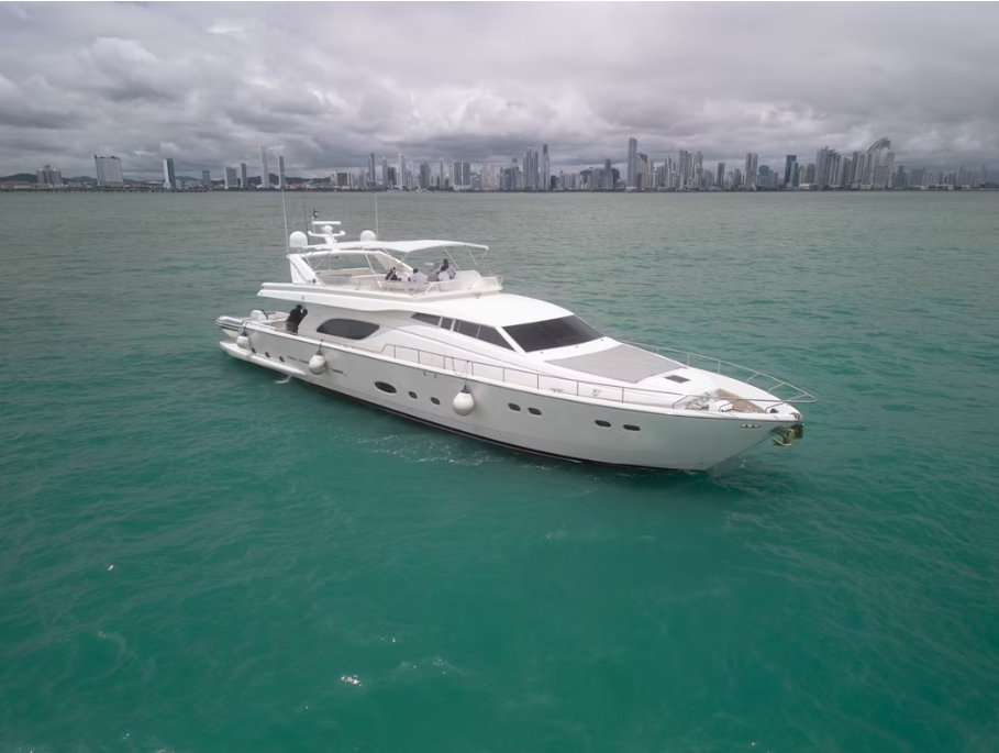 80ft Ferretti Luxury Yacht Panama 💎 | Private VIP Charter 18 Reserve un alquiler de yates de lujo en Panamá con Feeling Yachty - charters privados, catamaranes y excursiones por las islas de San Blas y la Bahía de Panamá. Todo incluido, precios transparentes.