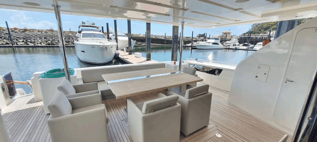 100ft Ferretti Yacht Charter Panama 🛥️ | Crucero con estilo 17 Reserve un alquiler de yates de lujo en Panamá con Feeling Yachty - charters privados, catamaranes y excursiones por las islas de San Blas y la Bahía de Panamá. Todo incluido, precios transparentes.