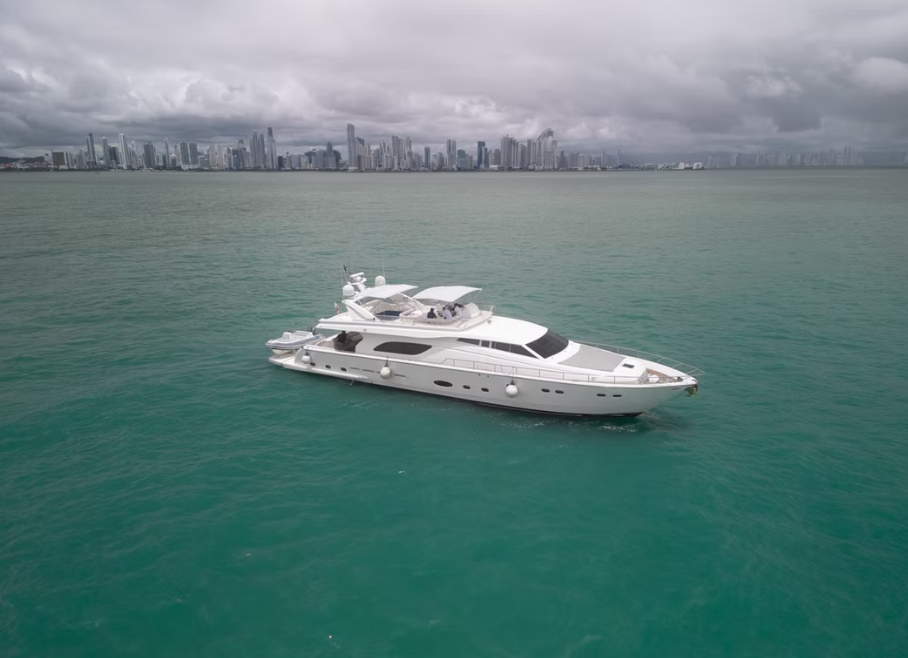 80ft Ferretti Luxury Yacht Panama 💎 | Private VIP Charter 16 Reserve un alquiler de yates de lujo en Panamá con Feeling Yachty - charters privados, catamaranes y excursiones por las islas de San Blas y la Bahía de Panamá. Todo incluido, precios transparentes.