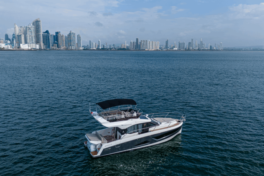 Parker Monaco 38ft Yate Panamá 🛥️ | Modern Day Charter 15 Reserve un alquiler de yates de lujo en Panamá con Feeling Yachty - charters privados, catamaranes y excursiones por las islas de San Blas y la Bahía de Panamá. Todo incluido, precios transparentes.