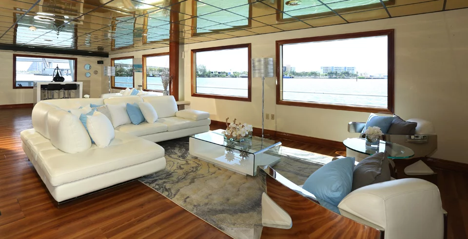 The Sun Beach Lady - Miami Yacht Venue for Group Events 🌊 8 %MAlquiler de yates en Miami%